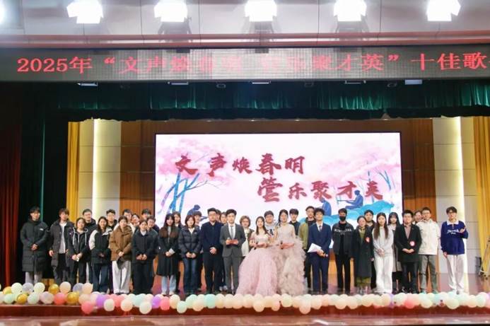 一群人站在台上 AI 生成的内容可能不正确。