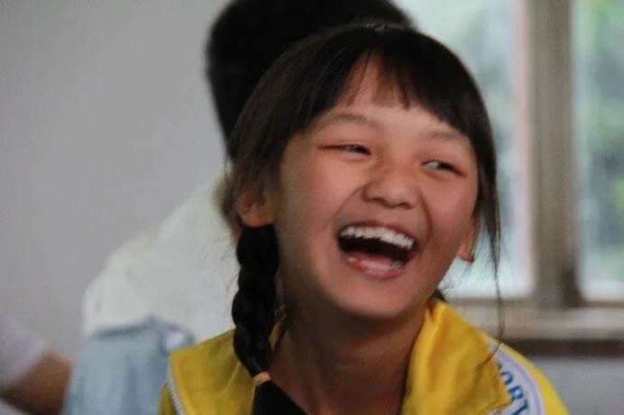 微笑的小孩 AI 生成的内容可能不正确。