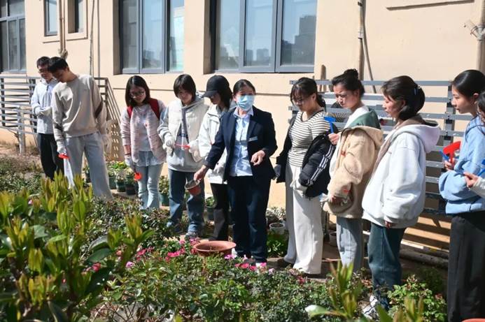 一群人站在草地上 AI 生成的内容可能不正确。