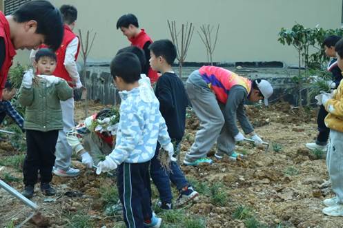 一群小孩站在草地上 AI 生成的内容可能不正确。