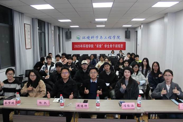 一群人在开会 AI 生成的内容可能不正确。