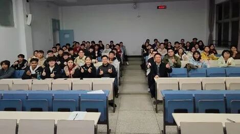 礼堂里有许多人 AI 生成的内容可能不正确。