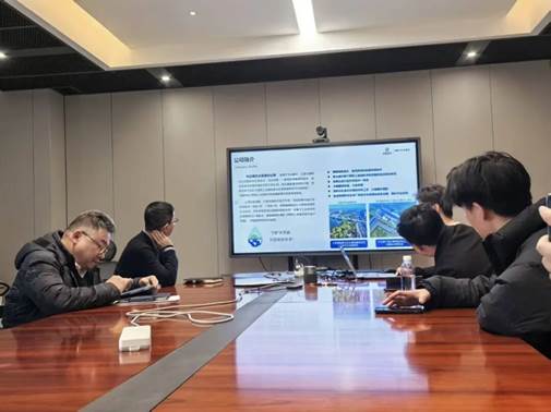 几个人在桌子上 AI 生成的内容可能不正确。