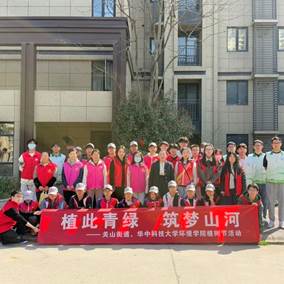 一群人站在船上 AI 生成的内容可能不正确。