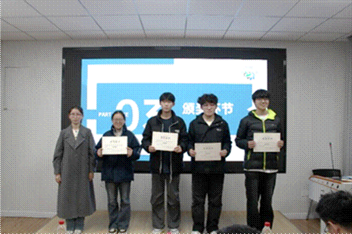 一群人站在台上演讲 AI 生成的内容可能不正确。