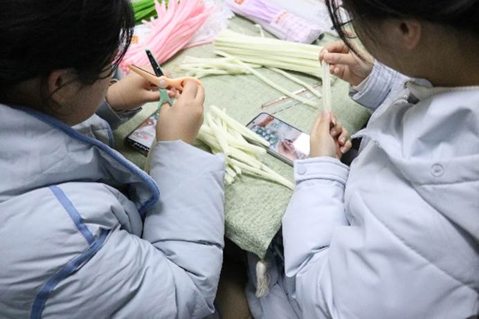 人抱着小孩 AI 生成的内容可能不正确。