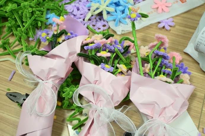 桌子上有粉色的花 AI 生成的内容可能不正确。