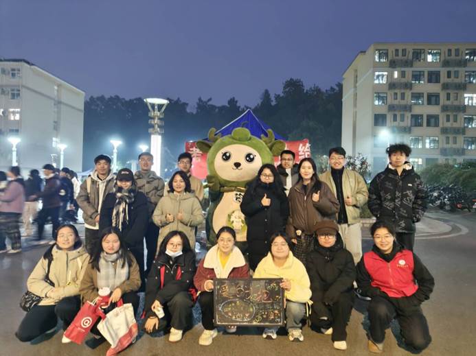 一群人站在一起 AI 生成的内容可能不正确。