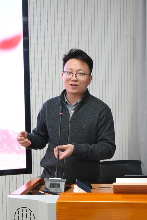 桌子前坐着穿西装的男人 AI 生成的内容可能不正确。