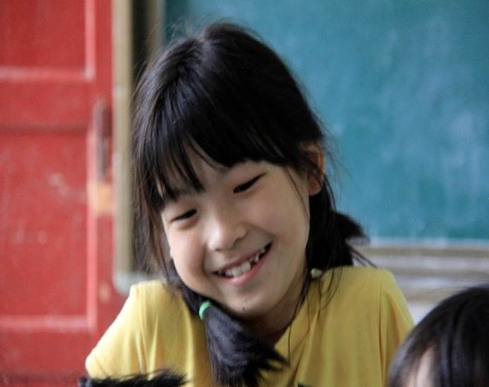 小孩在笑 AI 生成的内容可能不正确。