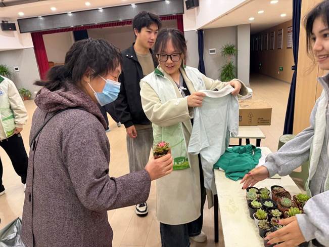 图片包含 室内, 人, 女人, 食物 AI 生成的内容可能不正确。