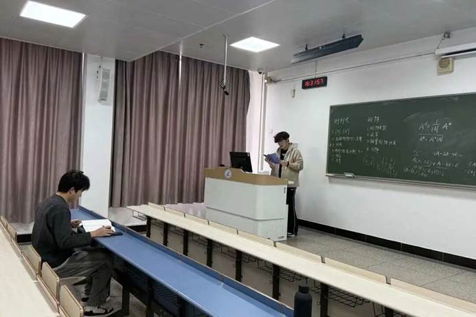 房间里的人 AI 生成的内容可能不正确。