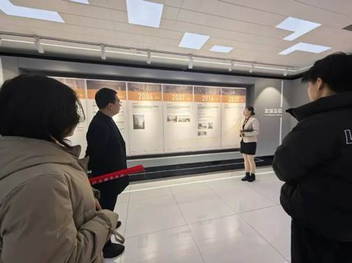 地铁车厢里的人 AI 生成的内容可能不正确。