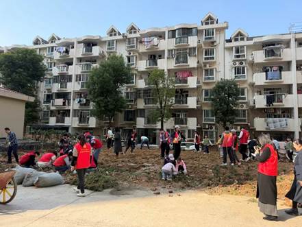 一群人在广场上 AI 生成的内容可能不正确。