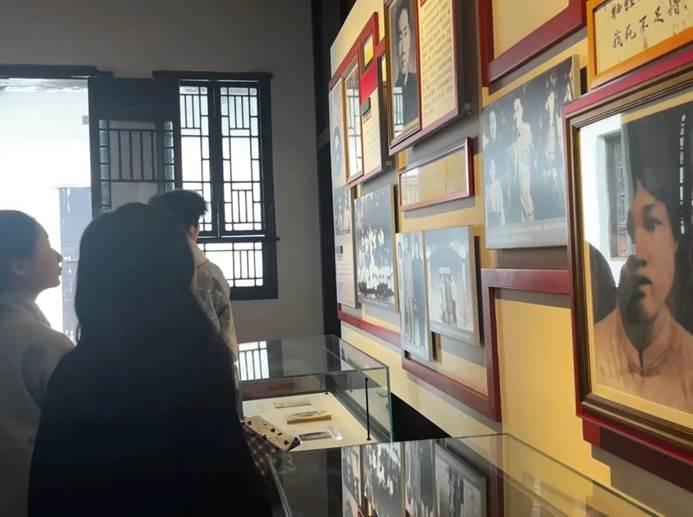 人站在窗户边 AI 生成的内容可能不正确。