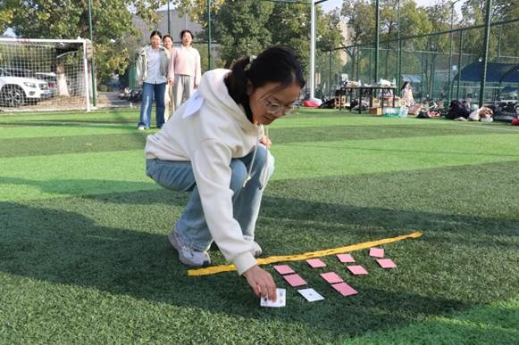 男孩在草地上打高尔夫球 AI 生成的内容可能不正确。