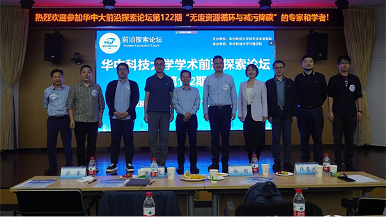 一群人站在台上描述已自动生成