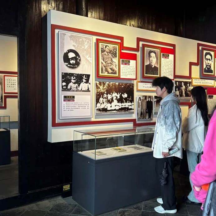 商店的门口前有贴海报 AI 生成的内容可能不正确。