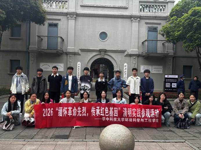 一群人站在建筑前 AI 生成的内容可能不正确。