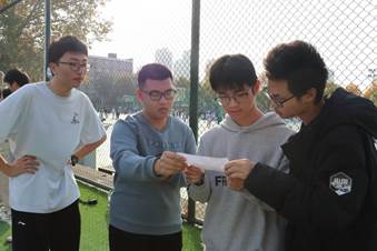 图片包含 人, 站, 草, 户外 AI 生成的内容可能不正确。