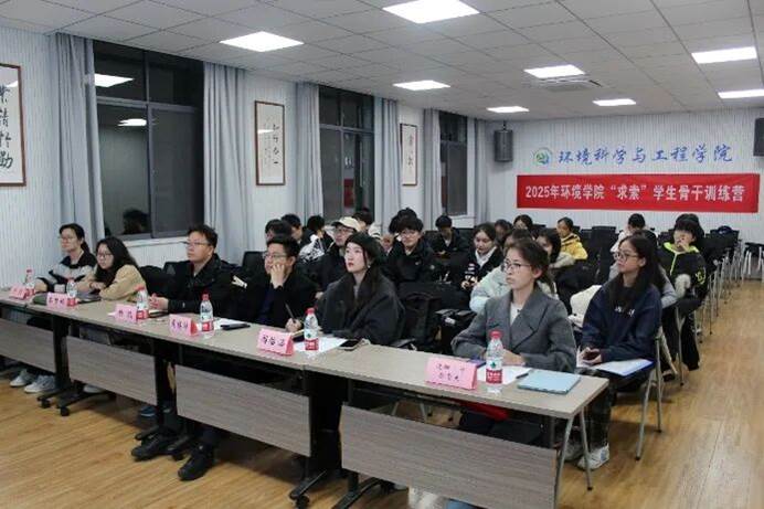 会议室里的人们 AI 生成的内容可能不正确。