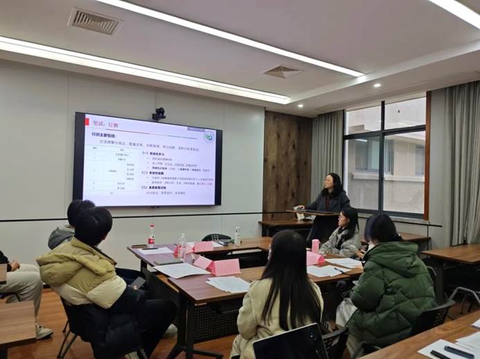 会议室里的人们 AI 生成的内容可能不正确。