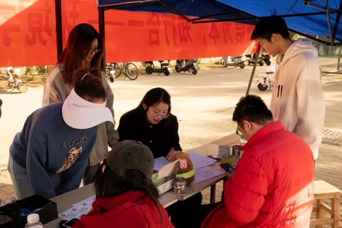 人们在看台上的人在交谈 AI 生成的内容可能不正确。