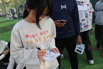 穿白色衣服的人站在一起 AI 生成的内容可能不正确。