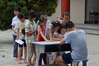 一群小孩正在玩耍 AI 生成的内容可能不正确。