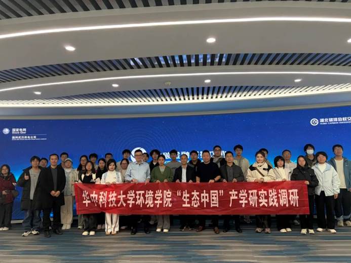 图片包含 人, 路, 室内, 人们 AI 生成的内容可能不正确。