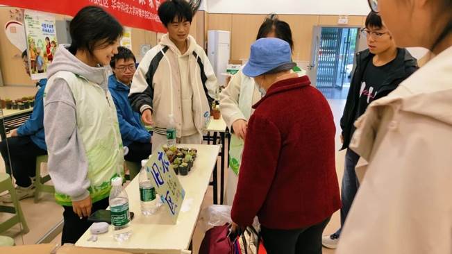 一群人正在聊天 AI 生成的内容可能不正确。