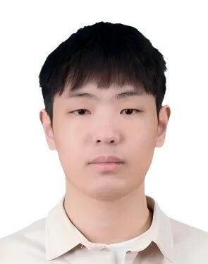 穿着衬衫的男孩 AI 生成的内容可能不正确。