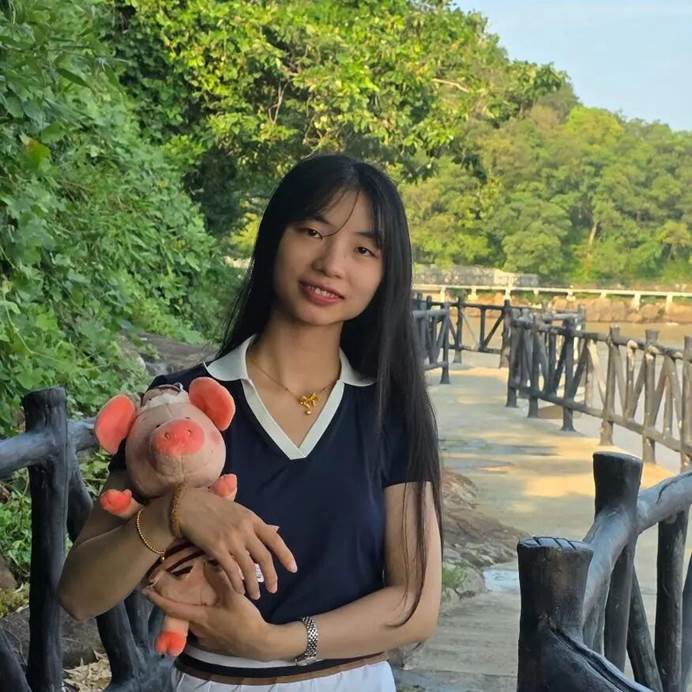 女人站在河边喝水 AI 生成的内容可能不正确。