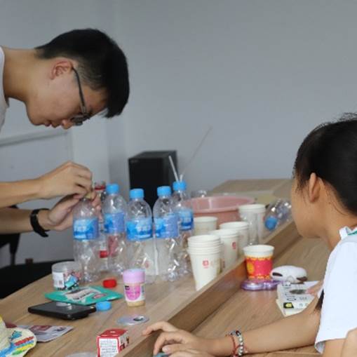 人在切蛋糕 AI 生成的内容可能不正确。