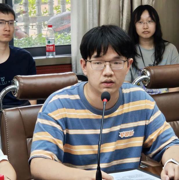 图片包含 人, 桌子, 室内, 男人 AI 生成的内容可能不正确。