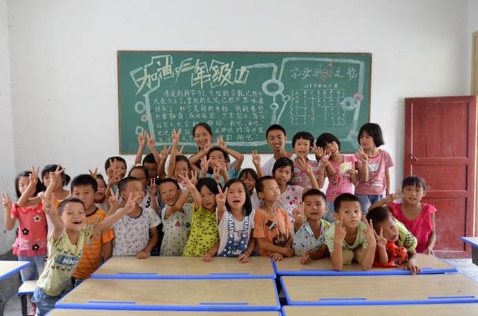 一群人站在台上 AI 生成的内容可能不正确。