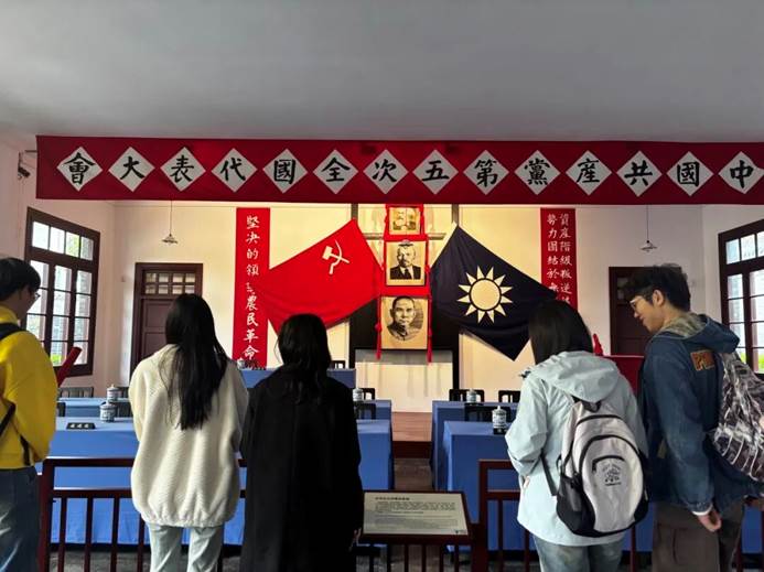 人们站在房间里 AI 生成的内容可能不正确。