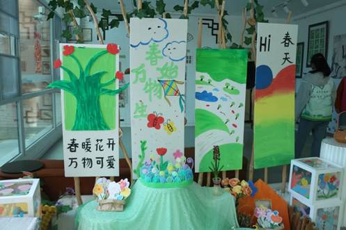 商店外的墙上挂着许多画 AI 生成的内容可能不正确。