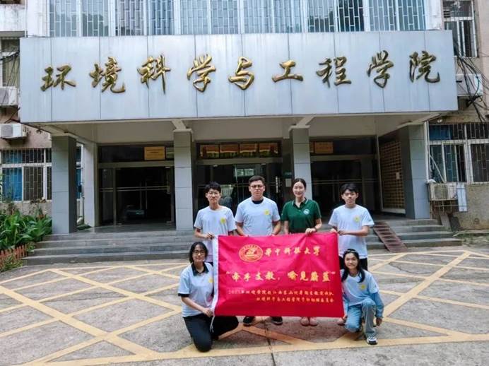 商店门口和行人 AI 生成的内容可能不正确。