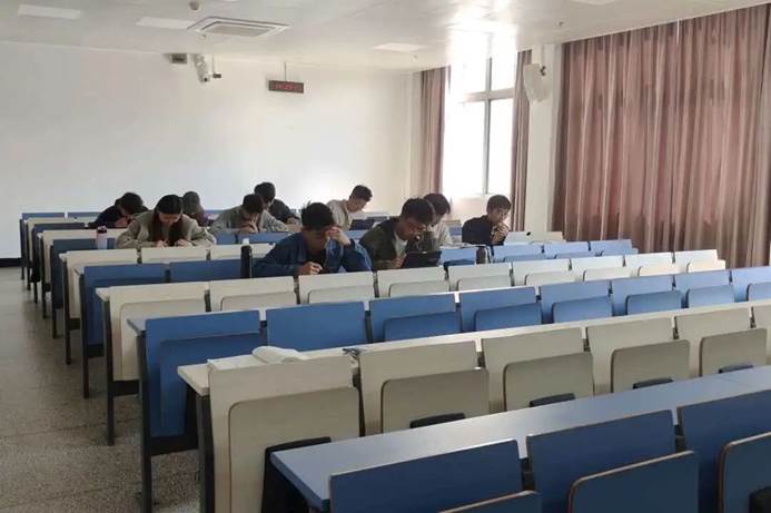 图片包含 室内, 房间, 桌子, 椅子 AI 生成的内容可能不正确。