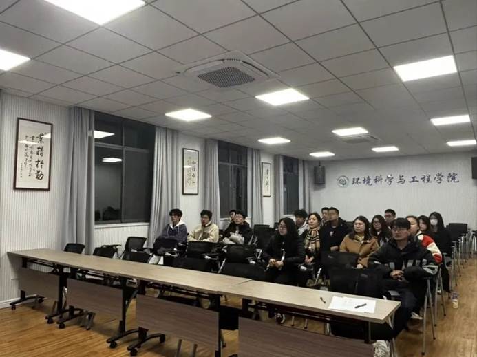 会议室里的人们 AI 生成的内容可能不正确。