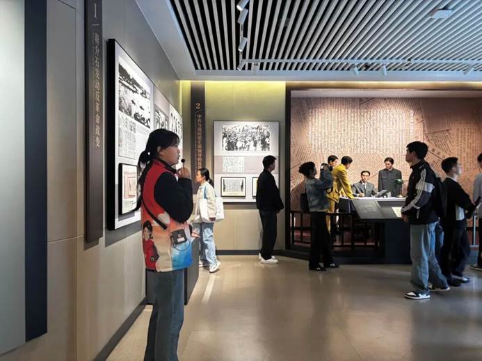 大厅里站着几个人 AI 生成的内容可能不正确。