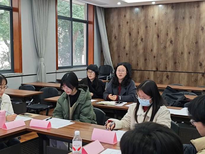 一群人坐在桌子前 AI 生成的内容可能不正确。