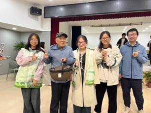 一群人站在室内合影 AI 生成的内容可能不正确。