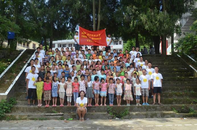 一群人在公园里 AI 生成的内容可能不正确。