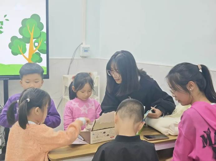 一群小孩在桌子上 AI 生成的内容可能不正确。