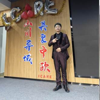 一群人站在门前 AI 生成的内容可能不正确。