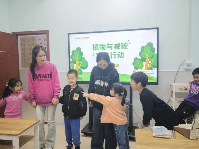 一群人站在房间里 AI 生成的内容可能不正确。