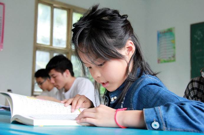 图片包含 人, 室内, 桌子, 窗户 AI 生成的内容可能不正确。