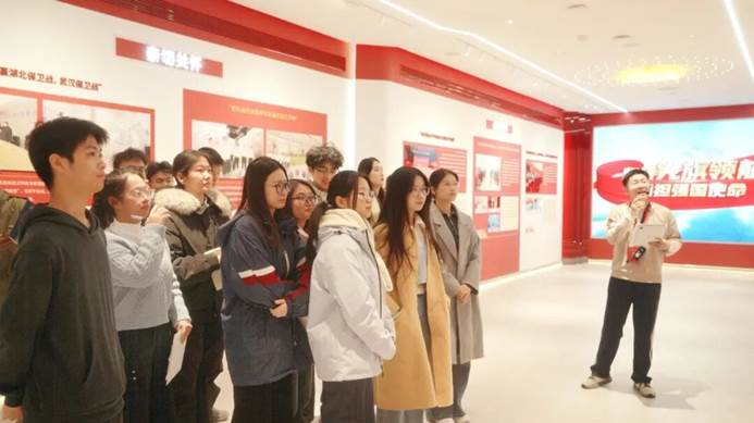 一群人站在房间里 AI 生成的内容可能不正确。